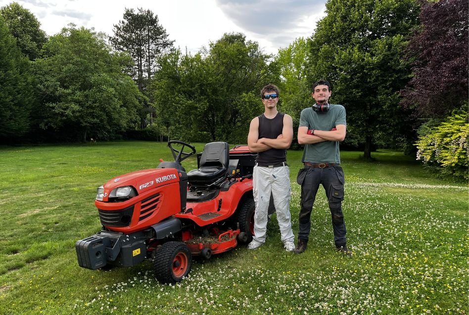 Présentation d'Emile & Joachim devant un tracteur tondeuse