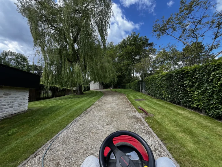 Tonte le long de l’allée, Chaumont Gistoux