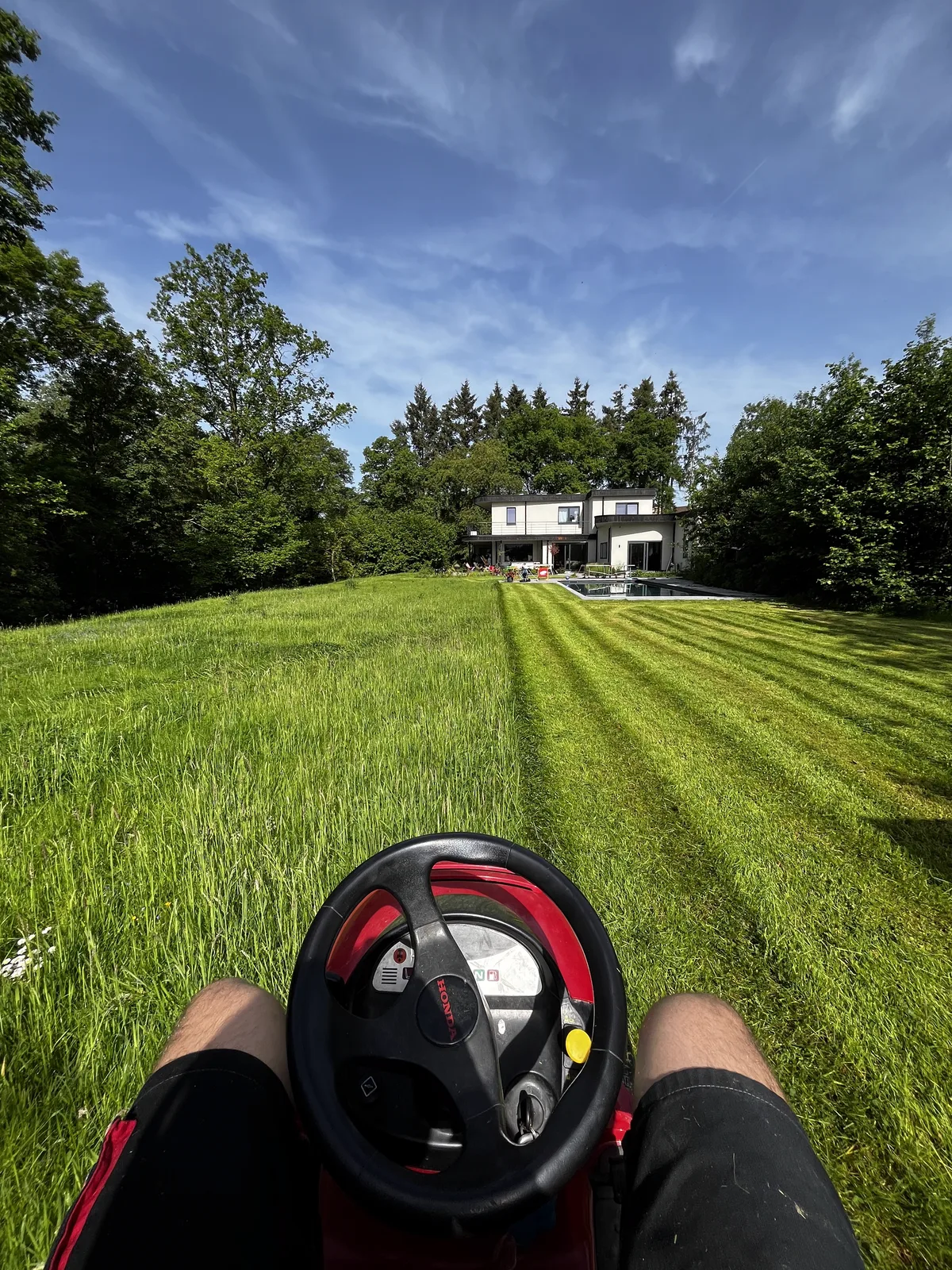 Tonte de pelouse en bandes nettes au tracteur, Brabant wallon