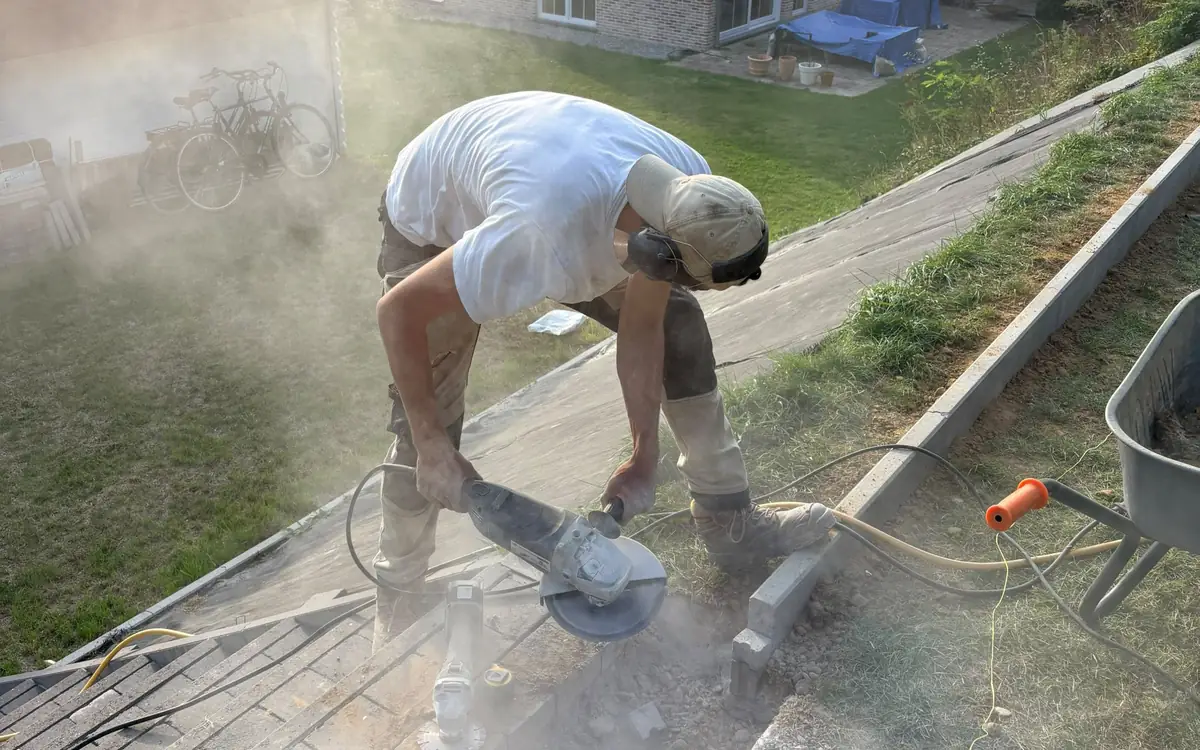 Aménagement d'un escalier extérieur par GreenRush : découpe des bordures à la disqueuse, Brabant wallon